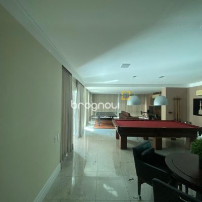 Apartamento com 165m², 4 quartos (sendo 4 suítes), 2 garagens, no bairro Centro em Florianópolis