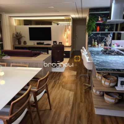 Apartamento com 165m², 4 quartos (sendo 4 suítes), 2 garagens, no bairro Centro em Florianópolis