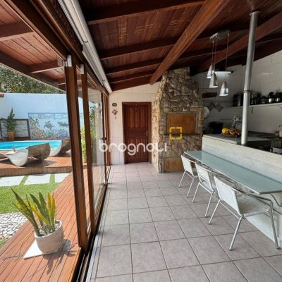 Casa com 280m², 4 quartos (sendo 4 suítes), 3 garagens, no bairro Jurerê em Florianópolis