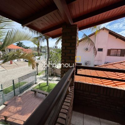 Casa com 280m², 4 quartos (sendo 4 suítes), 3 garagens, no bairro Jurerê em Florianópolis