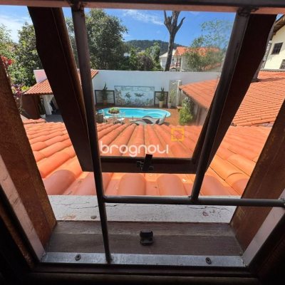 Casa com 280m², 4 quartos (sendo 4 suítes), 3 garagens, no bairro Jurerê em Florianópolis