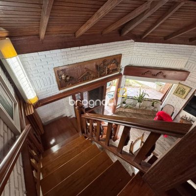 Casa com 280m², 4 quartos (sendo 4 suítes), 3 garagens, no bairro Jurerê em Florianópolis