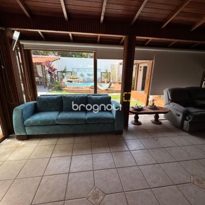 Casa com 280m², 4 quartos (sendo 4 suítes), 3 garagens, no bairro Jurerê em Florianópolis