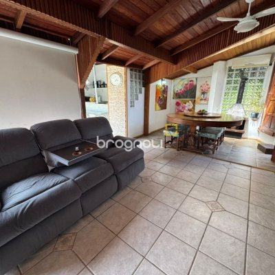 Casa com 280m², 4 quartos (sendo 4 suítes), 3 garagens, no bairro Jurerê em Florianópolis
