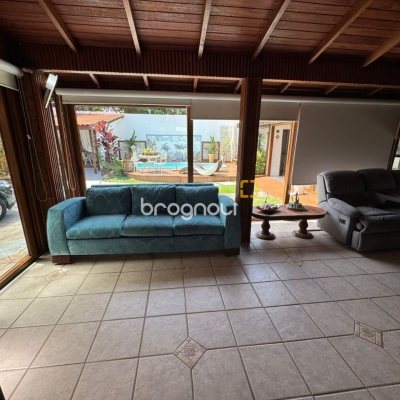 Casa com 280m², 4 quartos (sendo 4 suítes), 3 garagens, no bairro Jurerê em Florianópolis