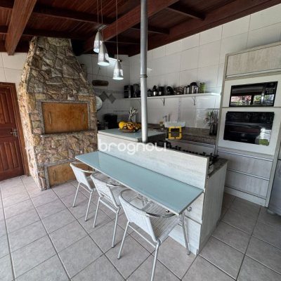 Casa com 280m², 4 quartos (sendo 4 suítes), 3 garagens, no bairro Jurerê em Florianópolis