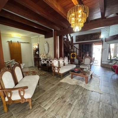 Casa com 280m², 4 quartos (sendo 4 suítes), 3 garagens, no bairro Jurerê em Florianópolis