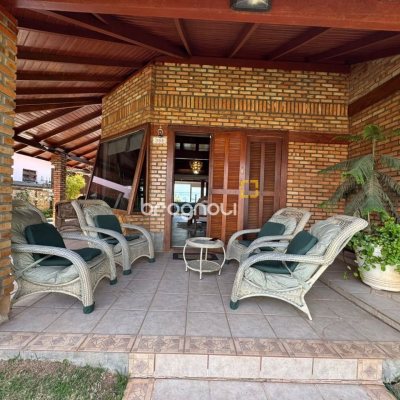 Casa com 280m², 4 quartos (sendo 4 suítes), 3 garagens, no bairro Jurerê em Florianópolis