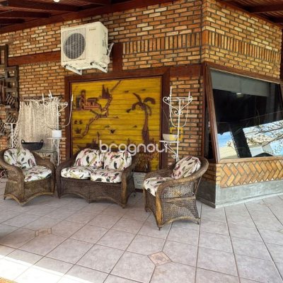Casa com 280m², 4 quartos (sendo 4 suítes), 3 garagens, no bairro Jurerê em Florianópolis