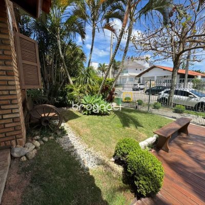 Casa com 280m², 4 quartos (sendo 4 suítes), 3 garagens, no bairro Jurerê em Florianópolis