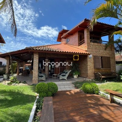 Casa com 280m², 4 quartos (sendo 4 suítes), 3 garagens, no bairro Jurerê em Florianópolis