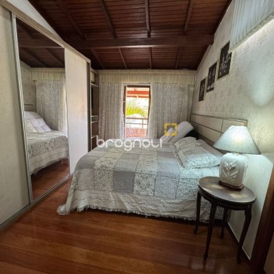 Casa com 280m², 4 quartos (sendo 4 suítes), 3 garagens, no bairro Jurerê em Florianópolis