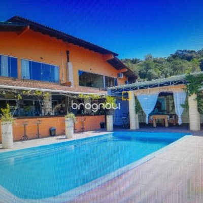 Casa com 1000m², 4 quartos (sendo 4 suítes), 4 garagens, no bairro São Miguel em Biguaçu