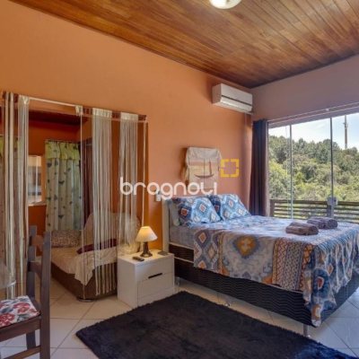 Casa com 1000m², 4 quartos (sendo 4 suítes), 4 garagens, no bairro São Miguel em Biguaçu