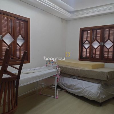Casa com 212m², 4 quartos (sendo 1 suíte), 2 garagens, no bairro Vargem Grande em Florianópolis