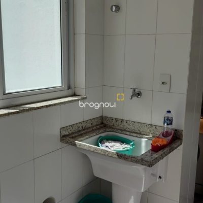 Apartamento com 99m², 3 quartos (sendo 1 suíte), 1 garagem, no bairro Coqueiros em Florianópolis