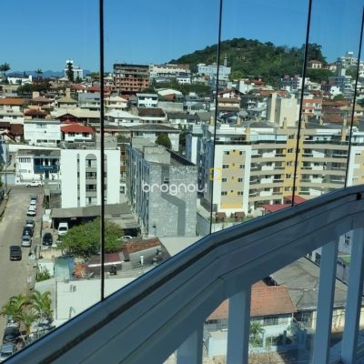 Apartamento com 99m², 3 quartos (sendo 1 suíte), 1 garagem, no bairro Coqueiros em Florianópolis