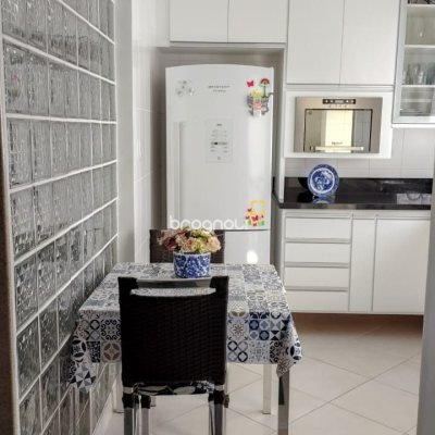 Apartamento com 99m², 3 quartos (sendo 1 suíte), 1 garagem, no bairro Coqueiros em Florianópolis