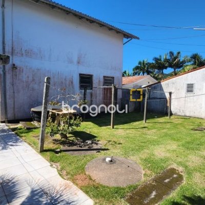 Casa com 298m², 5 quartos (sendo 1 suíte), 6 garagens, no bairro Daniela em Florianópolis