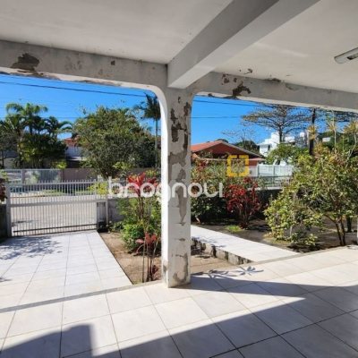 Casa com 298m², 5 quartos (sendo 1 suíte), 6 garagens, no bairro Daniela em Florianópolis