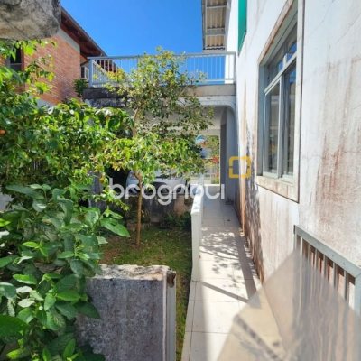 Casa com 298m², 5 quartos (sendo 1 suíte), 6 garagens, no bairro Daniela em Florianópolis