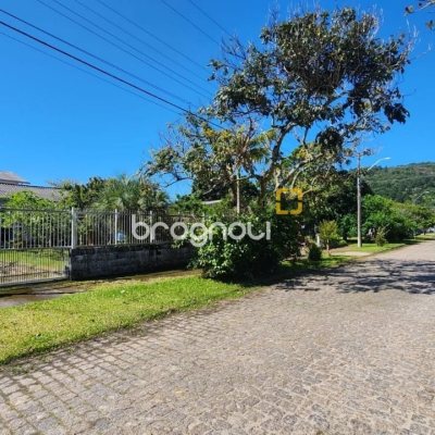 Casa com 298m², 5 quartos (sendo 1 suíte), 6 garagens, no bairro Daniela em Florianópolis
