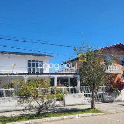 Casa com 298m², 5 quartos (sendo 1 suíte), 6 garagens, no bairro Daniela em Florianópolis
