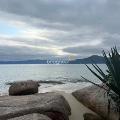 Casa com 298m², 5 quartos (sendo 1 suíte), 6 garagens, no bairro Daniela em Florianópolis