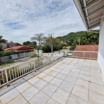 Casa com 298m², 5 quartos (sendo 1 suíte), 6 garagens, no bairro Daniela em Florianópolis