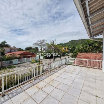 Casa com 298m², 5 quartos (sendo 1 suíte), 6 garagens, no bairro Daniela em Florianópolis