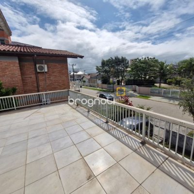 Casa com 298m², 5 quartos (sendo 1 suíte), 6 garagens, no bairro Daniela em Florianópolis