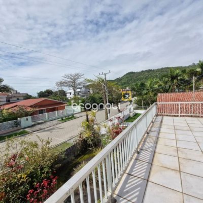 Casa com 298m², 5 quartos (sendo 1 suíte), 6 garagens, no bairro Daniela em Florianópolis