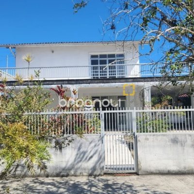 Casa com 298m², 5 quartos (sendo 1 suíte), 6 garagens, no bairro Daniela em Florianópolis