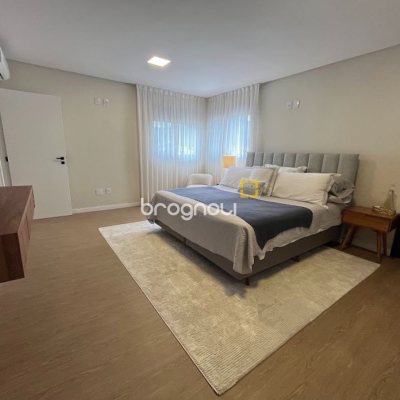 Cobertura com 137m², 4 quartos (sendo 4 suítes), 2 garagens, no bairro Jurerê em Florianópolis