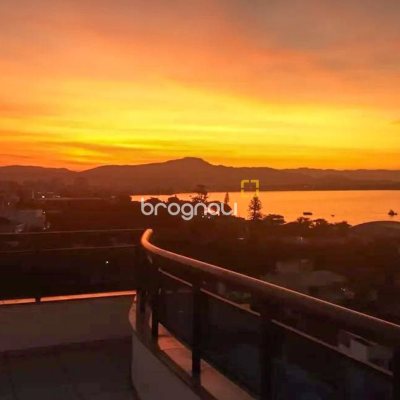 Cobertura com 337m², 3 quartos (sendo 1 suíte), 3 garagens, no bairro Balneário em Florianópolis