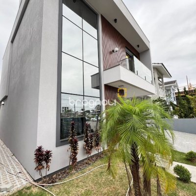 Casa de Condomínio com 185m², 3 quartos (sendo 3 suítes), 2 garagens, no bairro Cachoeira do Bom Jesus em Florianópolis