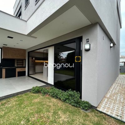 Casa de Condomínio com 185m², 3 quartos (sendo 3 suítes), 2 garagens, no bairro Cachoeira do Bom Jesus em Florianópolis