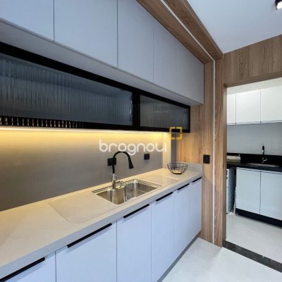 Casa de Condomínio com 185m², 3 quartos (sendo 3 suítes), 2 garagens, no bairro Cachoeira do Bom Jesus em Florianópolis