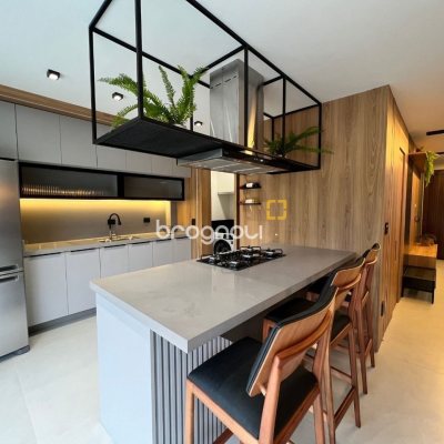Casa de Condomínio com 185m², 3 quartos (sendo 3 suítes), 2 garagens, no bairro Cachoeira do Bom Jesus em Florianópolis