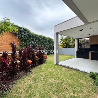 Casa de Condomínio com 185m², 3 quartos (sendo 3 suítes), 2 garagens, no bairro Cachoeira do Bom Jesus em Florianópolis