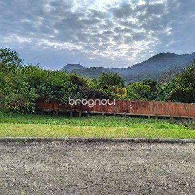 Terreno com 401m², no bairro Pântano do Sul em Florianópolis