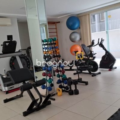 Apartamento com 75m², 2 quartos (sendo 1 suíte), 2 garagens, no bairro Centro em Florianópolis