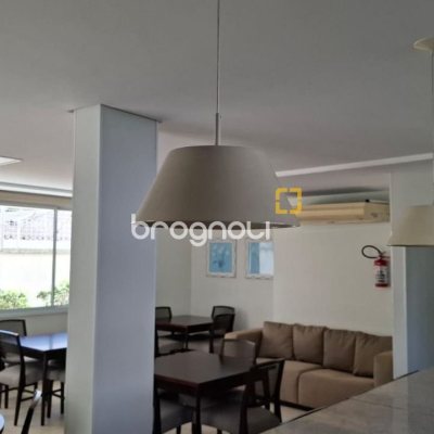 Apartamento com 75m², 2 quartos (sendo 1 suíte), 2 garagens, no bairro Centro em Florianópolis