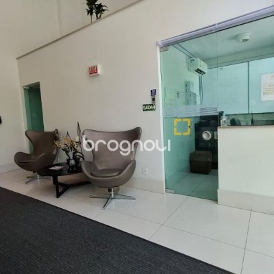 Apartamento com 75m², 2 quartos (sendo 1 suíte), 2 garagens, no bairro Centro em Florianópolis
