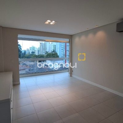 Apartamento com 75m², 2 quartos (sendo 1 suíte), 2 garagens, no bairro Centro em Florianópolis