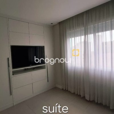 Apartamento com 75m², 2 quartos (sendo 1 suíte), 2 garagens, no bairro Centro em Florianópolis