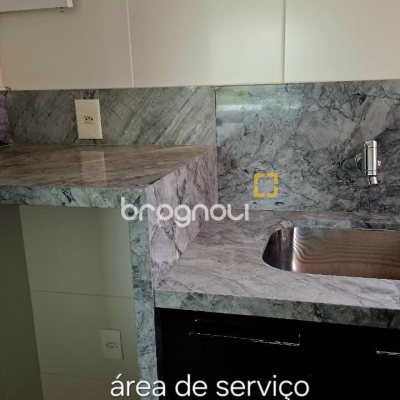 Apartamento com 75m², 2 quartos (sendo 1 suíte), 2 garagens, no bairro Centro em Florianópolis