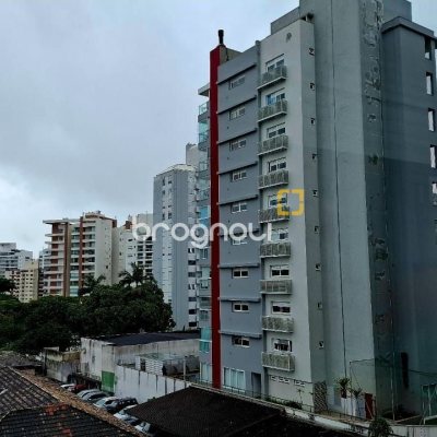 Apartamento com 75m², 2 quartos (sendo 1 suíte), 2 garagens, no bairro Centro em Florianópolis