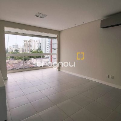 Apartamento com 75m², 2 quartos (sendo 1 suíte), 2 garagens, no bairro Centro em Florianópolis