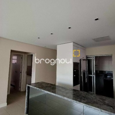 Apartamento com 75m², 2 quartos (sendo 1 suíte), 2 garagens, no bairro Centro em Florianópolis